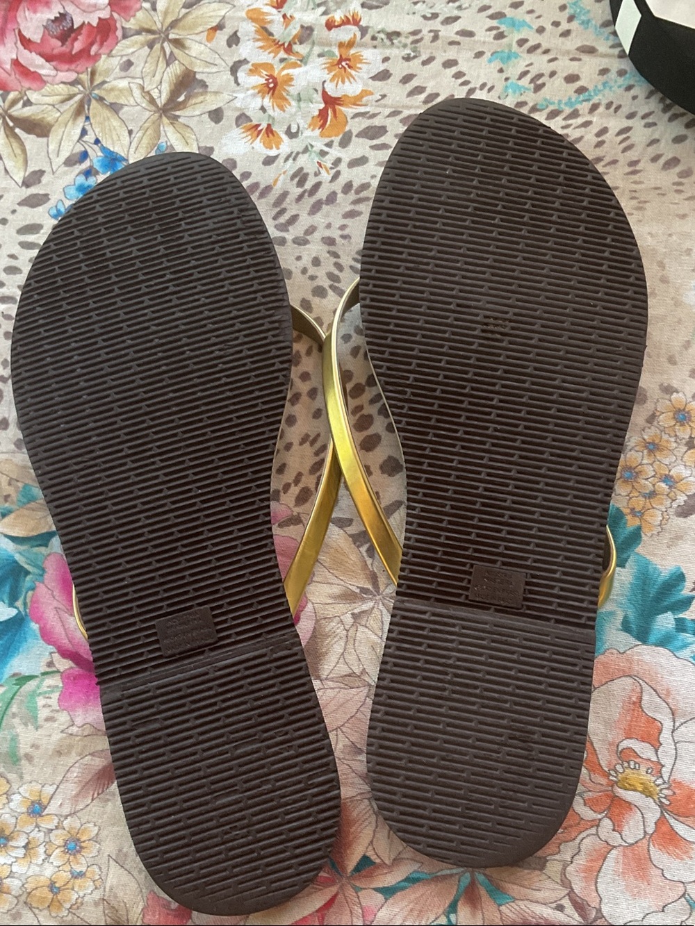 Havaianas Women's Metallic Gold Sandals - Picture 5 of 5